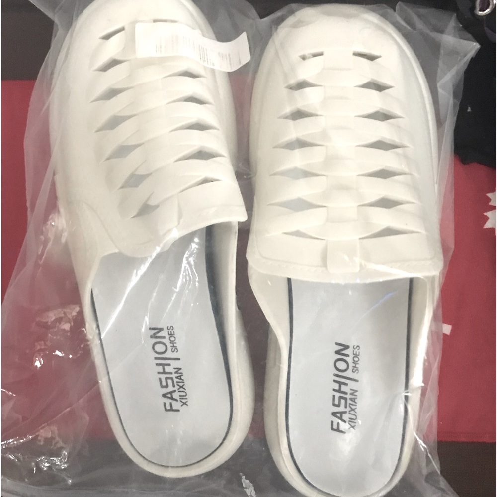 Brand new comfortable white sandals size 9